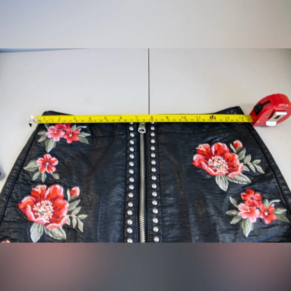 American Eagle Studded Black & Red Floral Faux Leather Zip Up Women’s Skirt Sz 4 - Picture 7 of 10